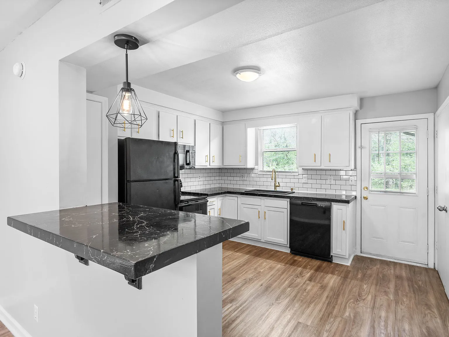 2 bed, 1.5 bath, 942 sqft, $999 — Photo 1