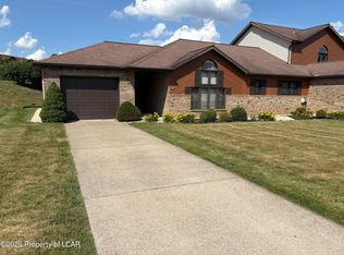 61 Countrywood Dr, Hanover Township, PA 18706