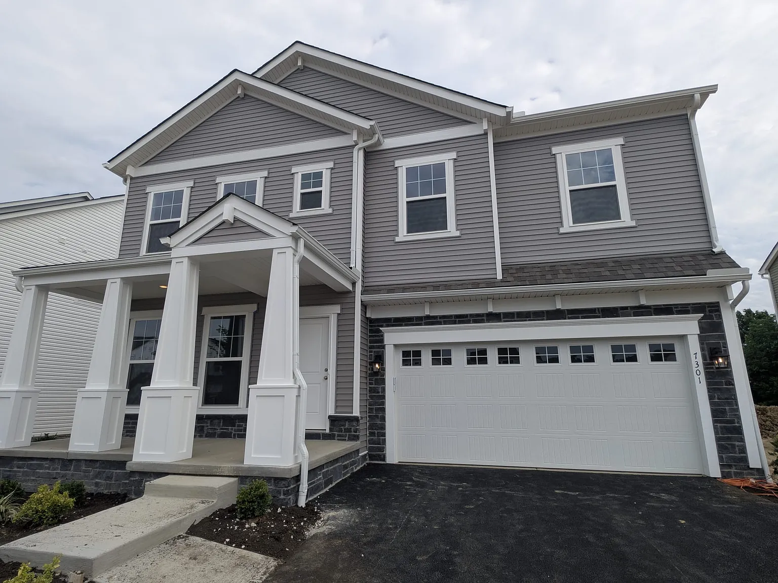 4 bed, 2.5 bath, 2747 sqft, $3,300 — Photo 2