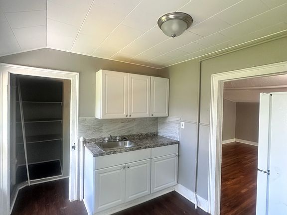3rd image of 1024 Midland Ave #2
