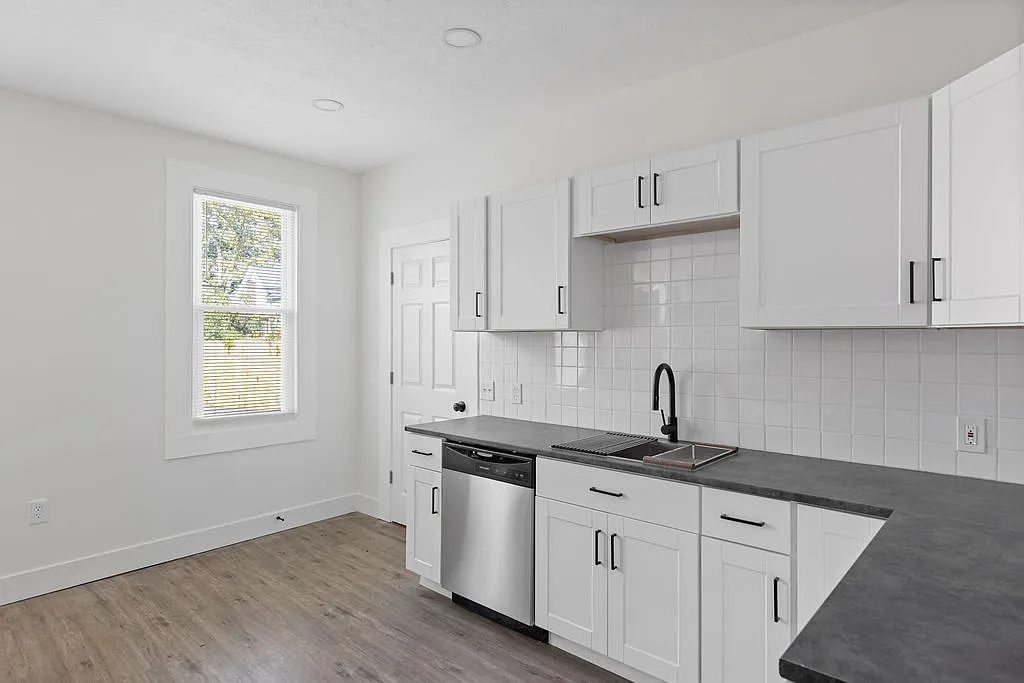 3 bed, 1200 sqft, $1,600 — Photo 3