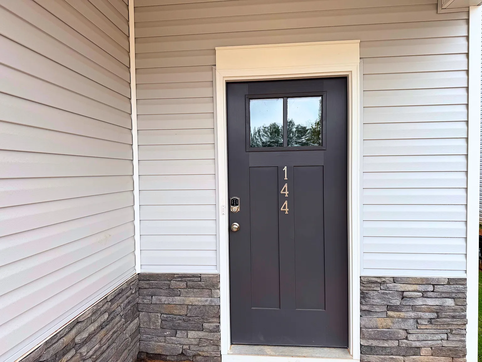 4 bed, 3.5 bath, 2400 sqft, $2,550 — Photo 2