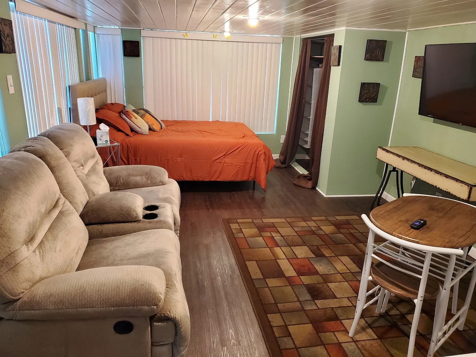 Studio, 1.5 bath, 1700 sqft, $2,000 — Photo 2