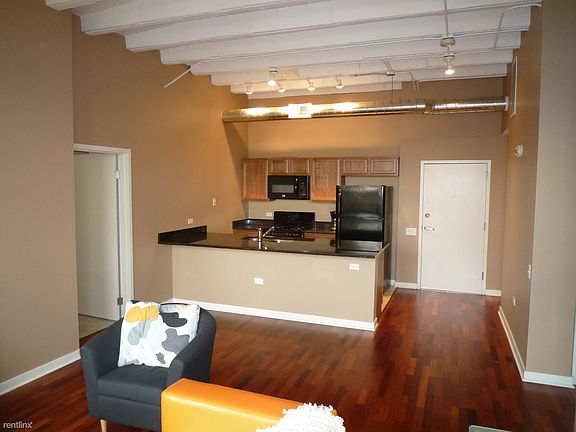 3rd image of 4015 N Milwaukee Ave Unit 401