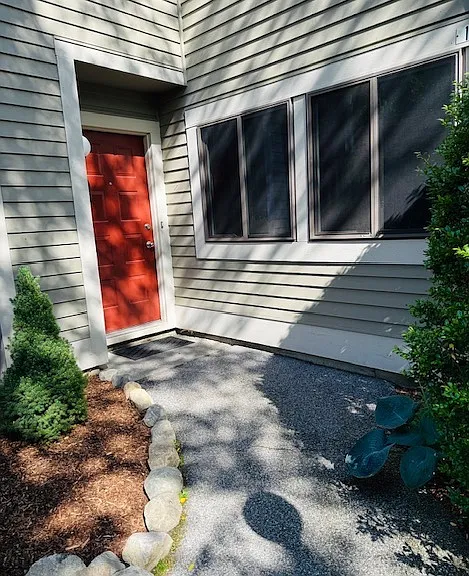 121 Stone Mdw — Photo 1