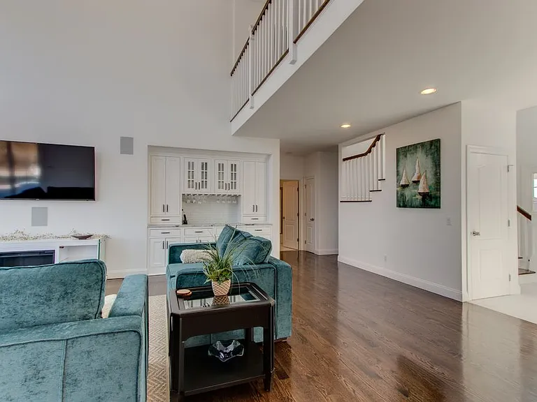 28 Fairbanks Ct — Photo 5