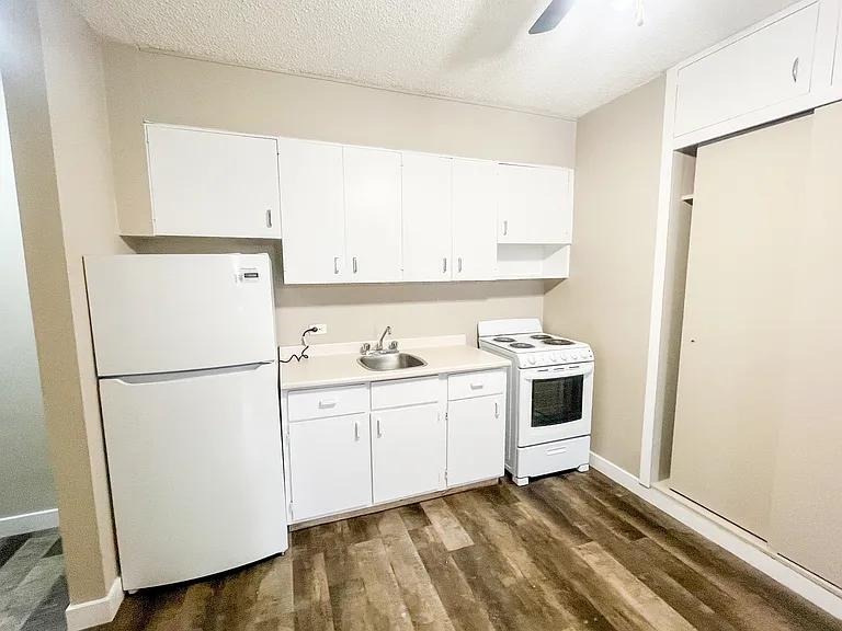 1424 Victoria Ave — Photo 8
