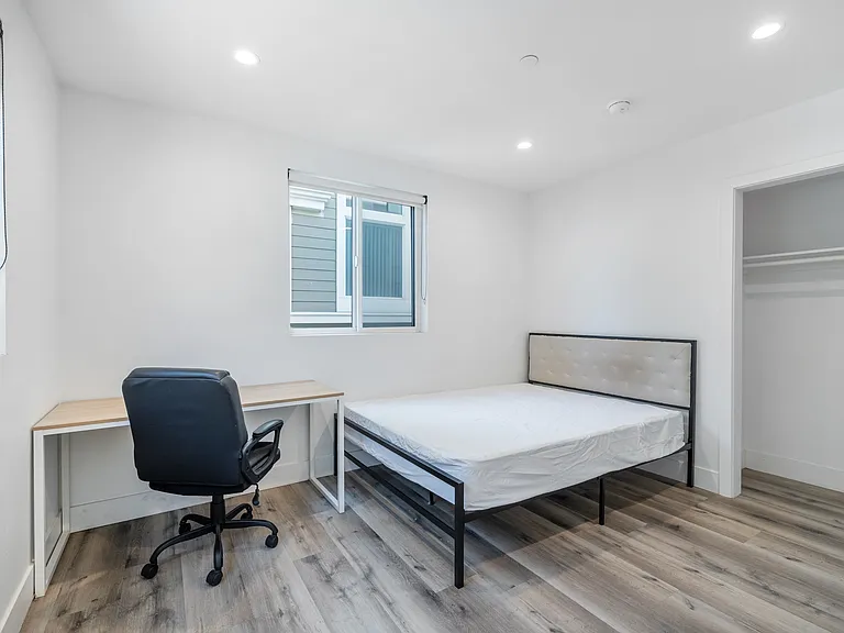 1186 W 37th Pl - USC DPS — Photo 11