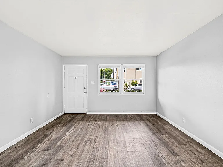 445 W 15th St — Photo 12
