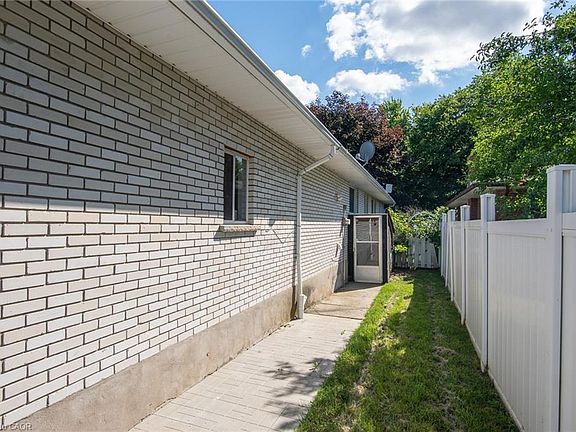 4th image of 6 Strathcona Cres