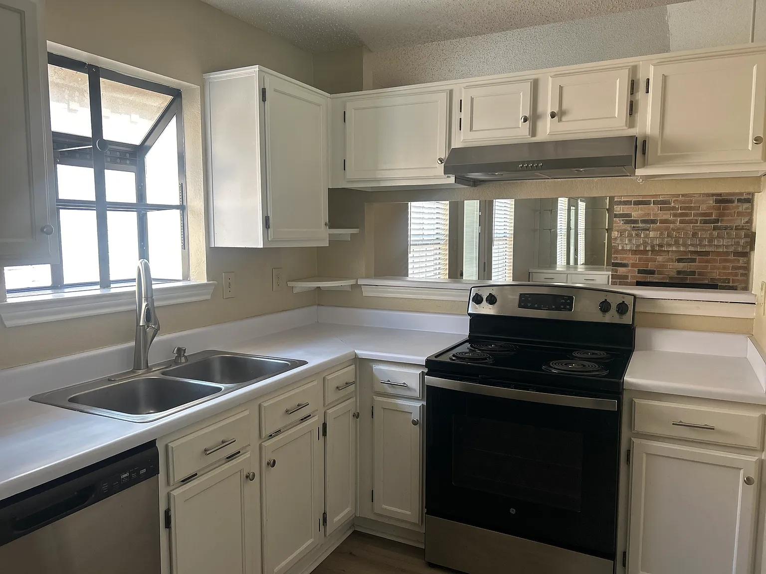 3 bed, 1191 sqft, $2,100 — Photo 4