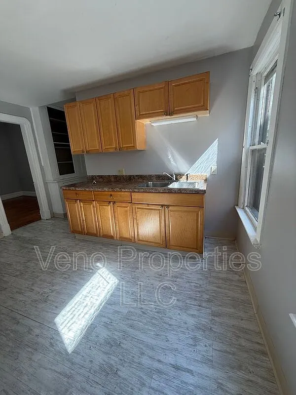 3 bed, 1.0 bath, $1,400 — Photo 3