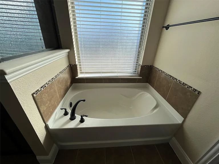 3826 Hyde Park Dr — Photo 27