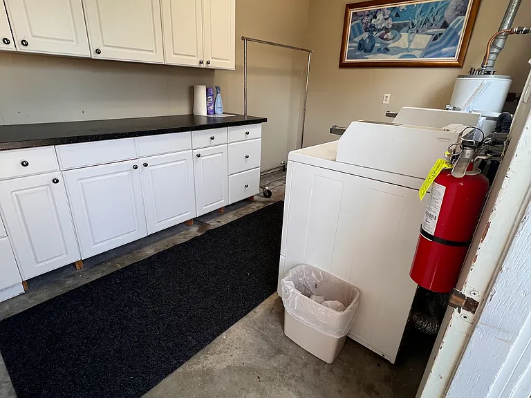 6 tenants share this laundryroom. Plenty of storage space for your detergent or your hangers. You can fold your laundry on the counter and use the clothes rack to hang your laundry as it comes out of the dryer.