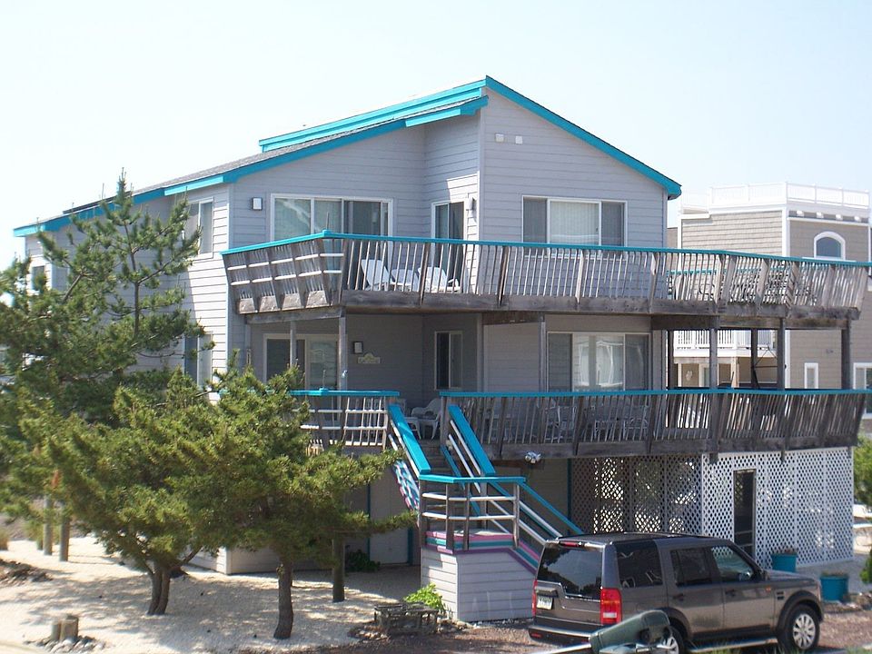 5 bedroom..tons of decks