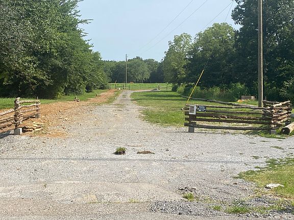2nd image of 4899 Woodbury Pike
