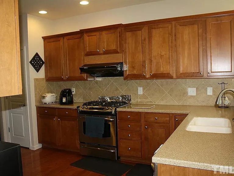 210 Oswego Ct — Photo 5