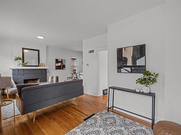 4th image of 2049 Yale Ave