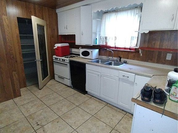 5th image of 611 Dickson St