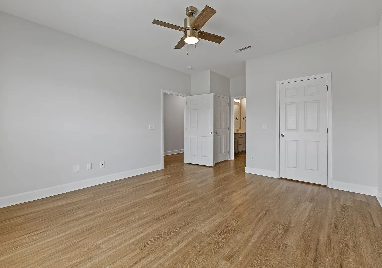 New Luxury Townhouse — Photo 4