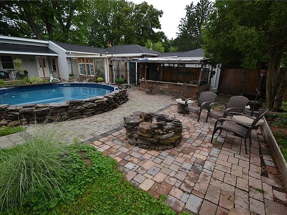 3rd image of 233 Winfield Rd