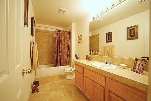 4 bed, 5.0 bath, 4000 sqft, $1,048 — Photo 3