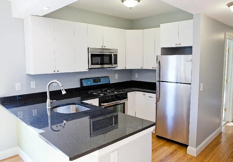 23 Evergreen St #2R — Photo 2