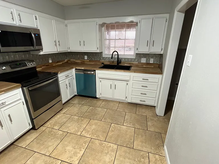 9405 Enid St — Photo 11
