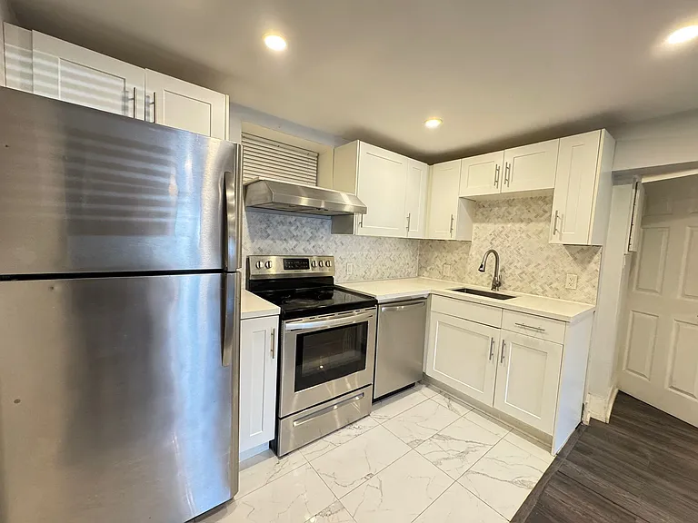 5 Balmoral Ave S #1 — Photo 10