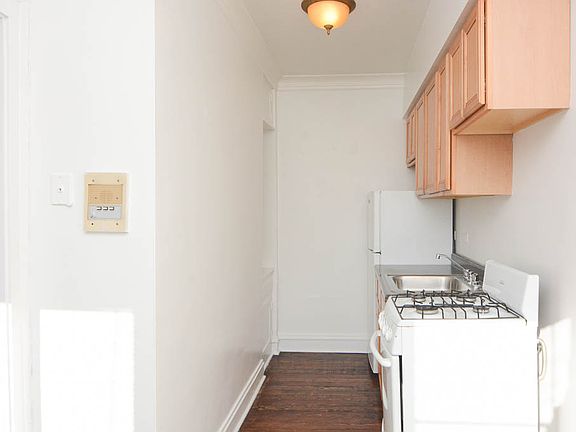 2nd image of 4641 N Paulina St #408