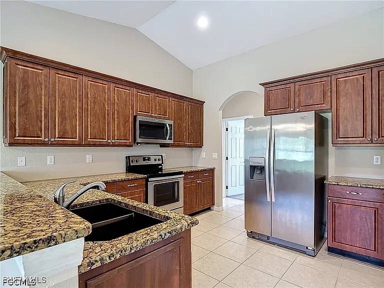 1726 Trafalgar Pkwy — Photo 12