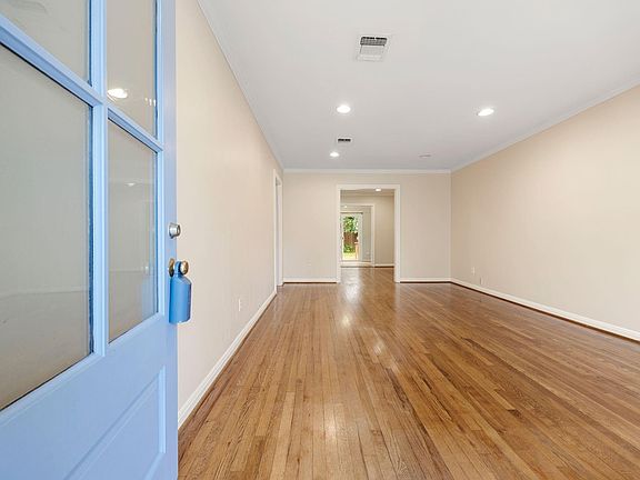 4th image of 1067 W 43rd St