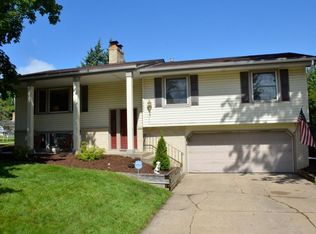 2202 River Hills Dr, Burnsville, MN 55337