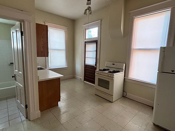 3rd image of 837 Main St APT 1