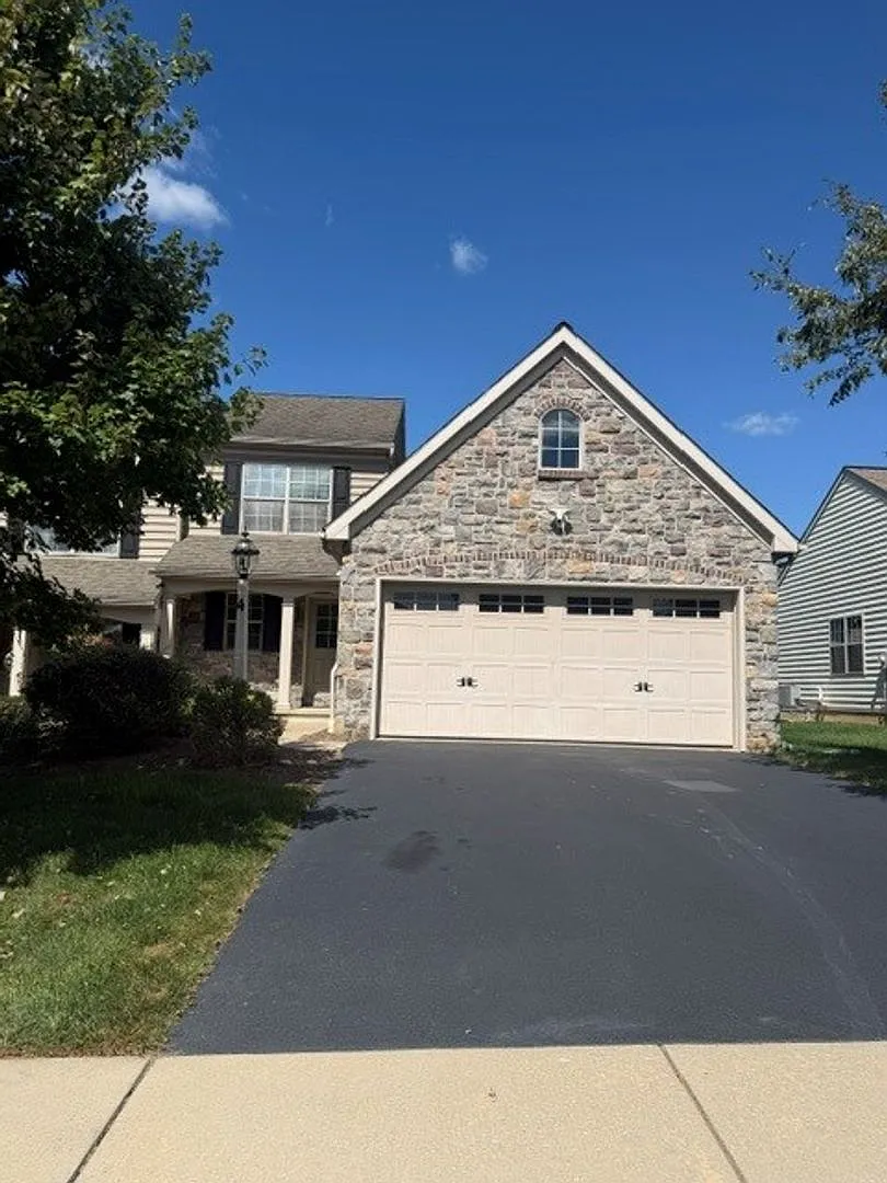 Beautiful Modern 3br 2.5 bath w/bonus room — Photo 2