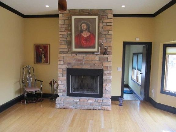 4th image of 383 Oakley Ave