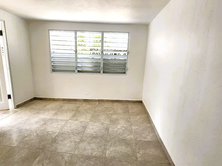 F38 Royal Gardens Calle Alicia — Photo 5