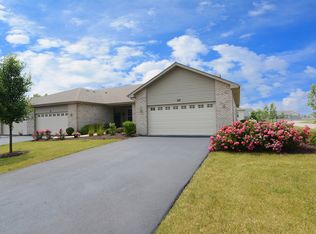 10 Solara Ct, Bolingbrook, IL 60490