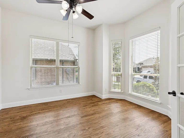 512 Eastbrook Dr — Photo 13