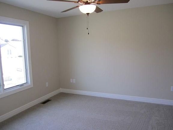 3rd image of 916 Newfoundland Dr