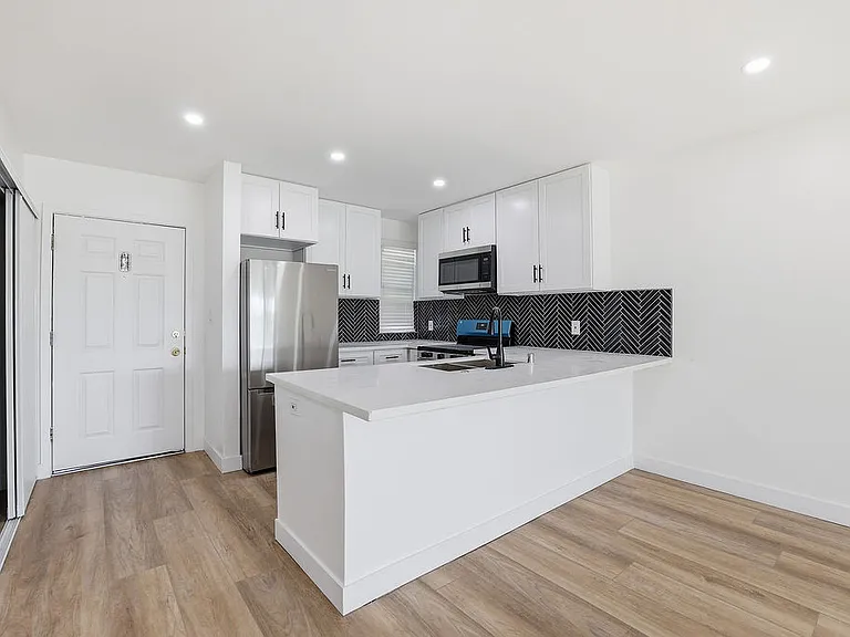 Encino Country Club Apartments — Photo 84