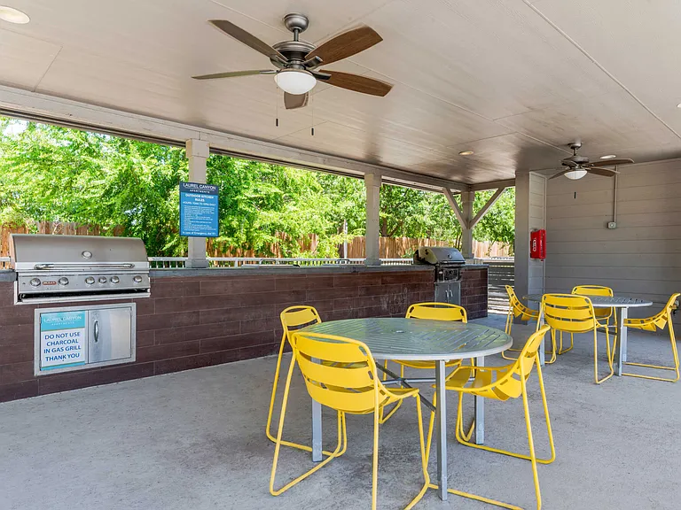 Laurel Canyon Apartments — Photo 20
