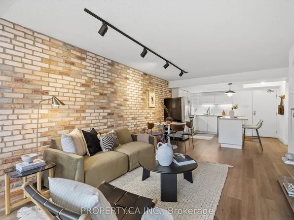456 College St #306, Toronto, ON M6G 4A3