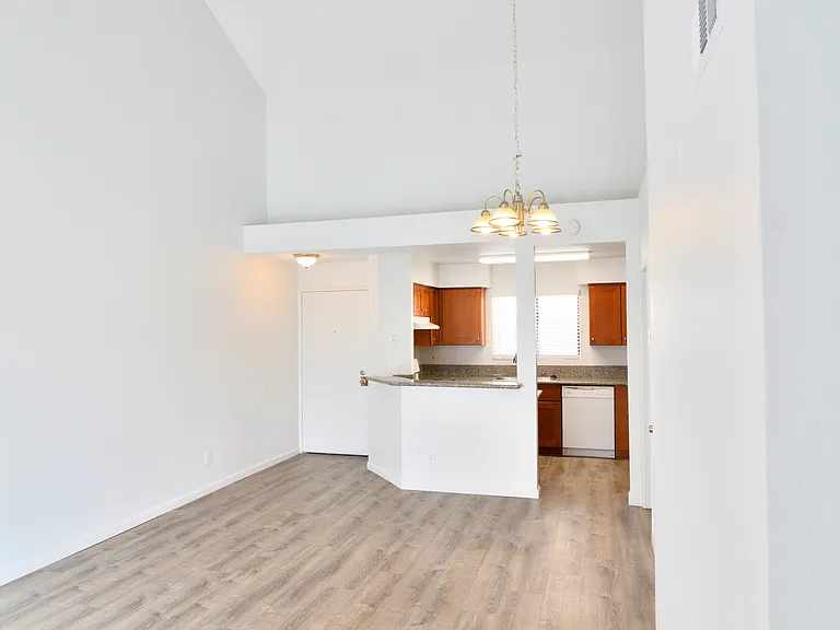 Sunset Plaza Apartments — Photo 19