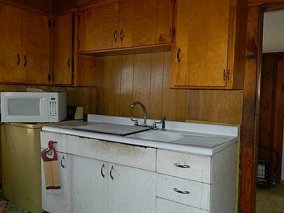 3rd image of 921 W Berry St