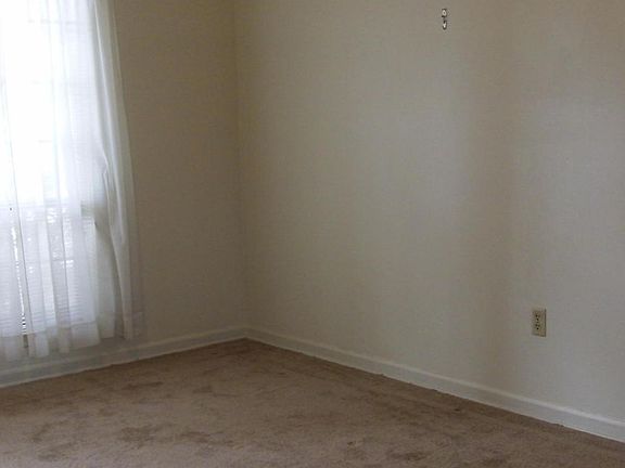 3rd image of 7916 Southaven Cir W