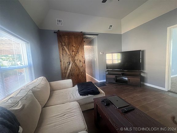 5th image of 410 E Comanche Ave