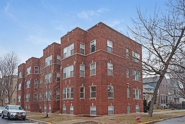 1st image of 3102 W Belle Plaine Ave APT 1