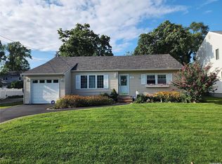 305 George St, West Islip, NY 11795