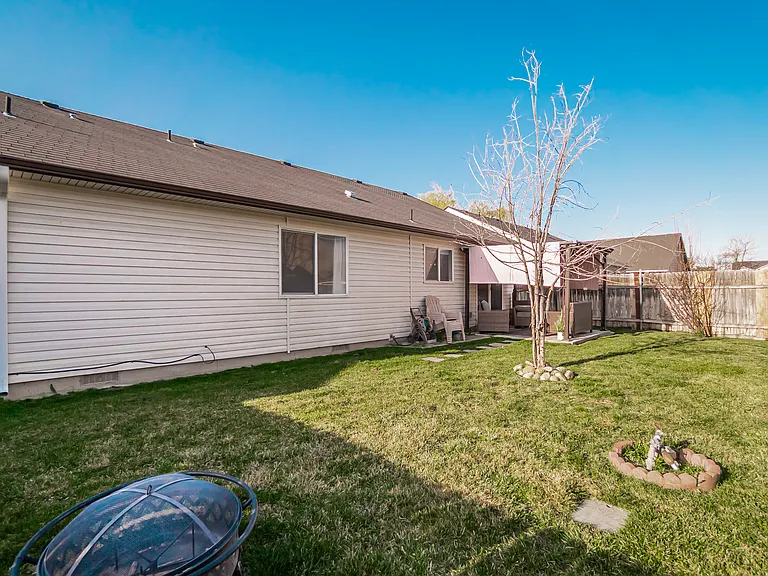 3005 Village Green St — Photo 24
